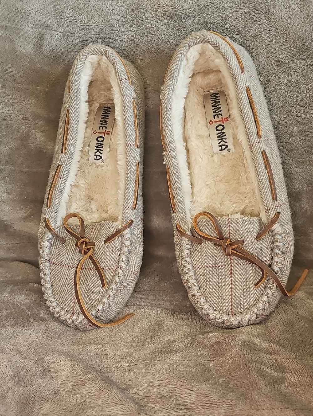Minnetonka Women’s Grey Tweed Moccasins with Tan Accents I46